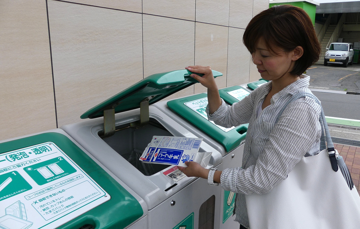 店舗リサイクルボックスに資源物を投入している写真