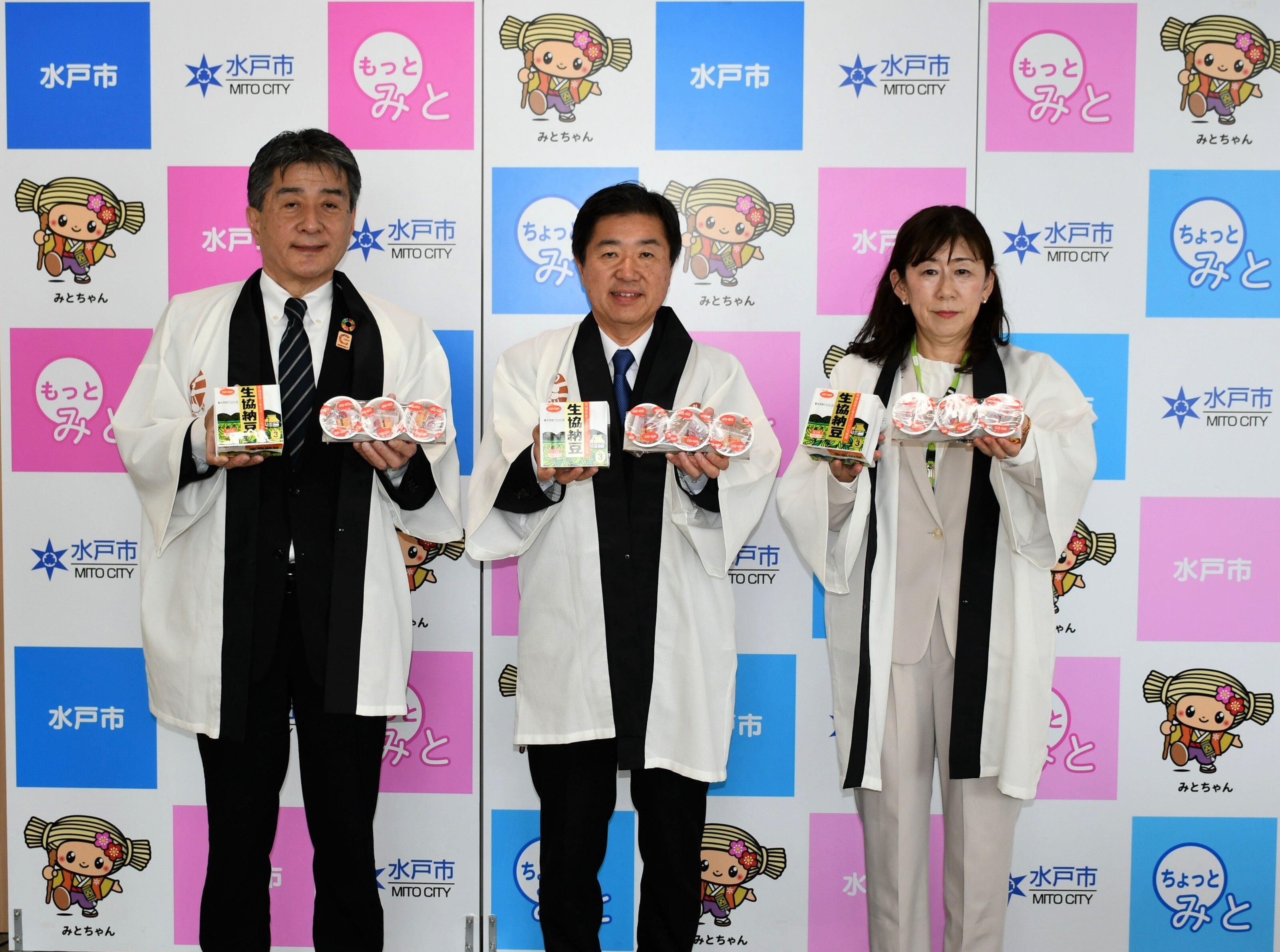 左から、木村千秋理事長、水戸市長　高橋靖様、品田桂子組合員理事