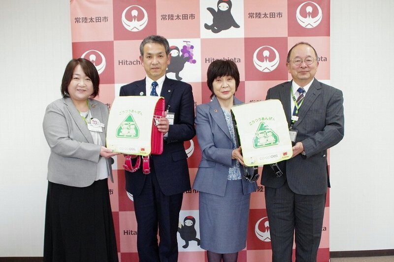 左から、坂本和美理事、武藤範幸教育部長、石川八千代教育長、鶴長義二理事長（撮影時のみマスクを外しています）