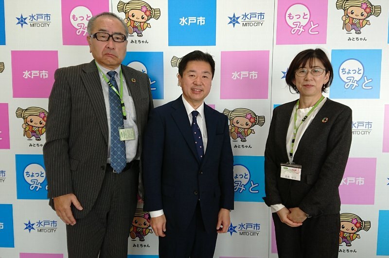 左から、柴﨑 敏男理事長、水戸市長 高橋　靖様、品田 桂子理事（撮影時のみマスクを外しています）