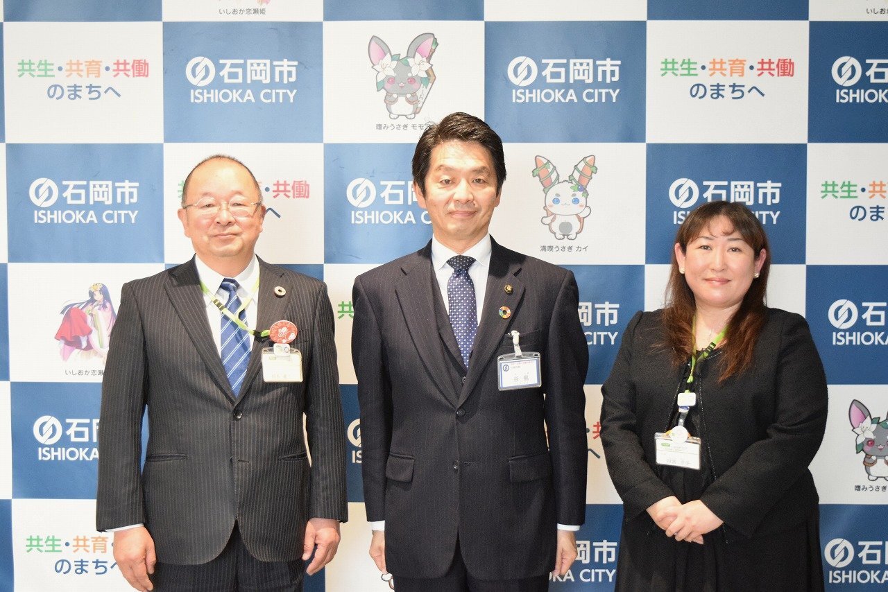左から、鶴長 義二理事長、谷島 洋司市長、四宮 夕子地域理事　（撮影時のみ、マスクを外しています）