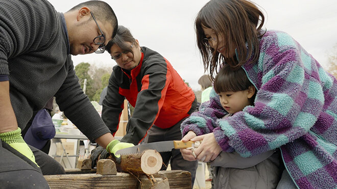 丸太切体験の様子