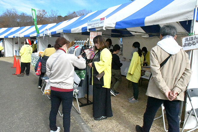 手作り品販売&絵本リユースの様子