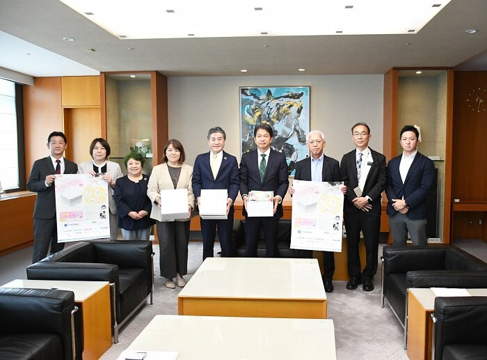 左から、いばらきコープ宅配事業部部長　大高 康史、同組合員理事　小島 正代、同　八百川 典子、同　鈴木 礼子、同理事長　木村 千秋、大井川 和彦知事、茨城新聞社社長　渡辺 勝様、同東京支社長　米川 勇様、同水戸支社営業部長　安藤 圭吾様