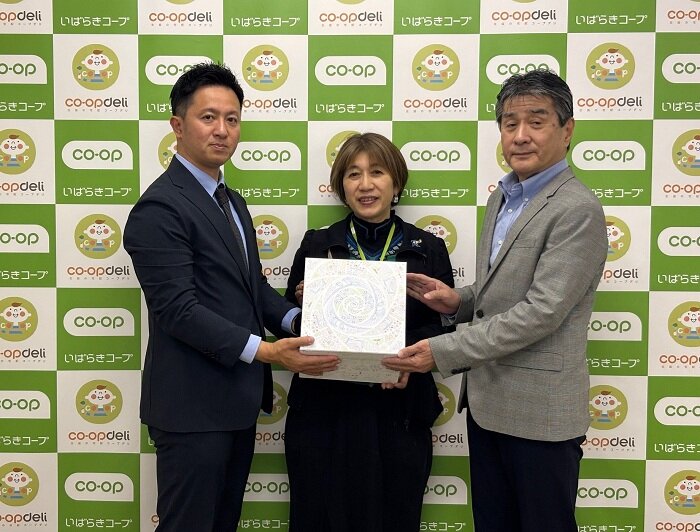 左から、茨城新聞社 水戸支社営業部長 安藤 圭吾様、光畑 由佳 有識者理事、木村 千秋理事長