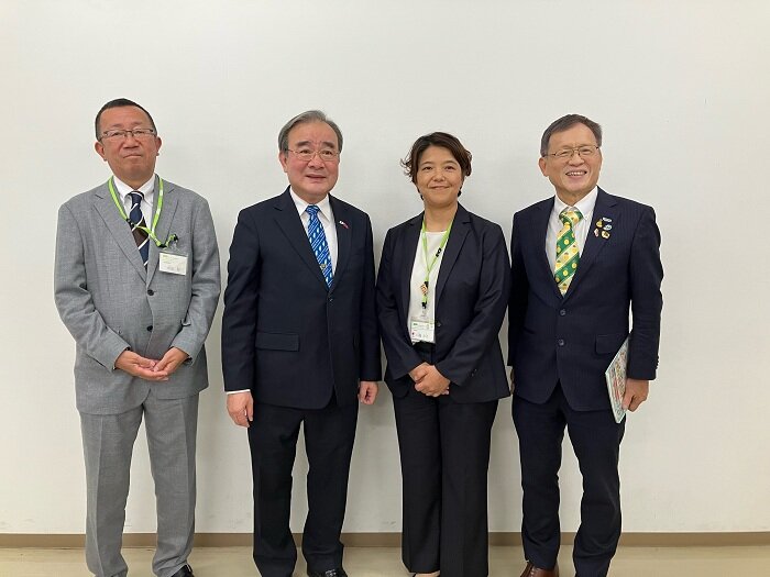 左から、コープデリ連合会生鮮調達農産部　武石　収　部長、台湾　農業部　胡　忠一　政務次長、 いばらきコープ　　川端　志乃　常務理事、財団法人台湾優良農産品発展協会　張　裕屏　理事長
