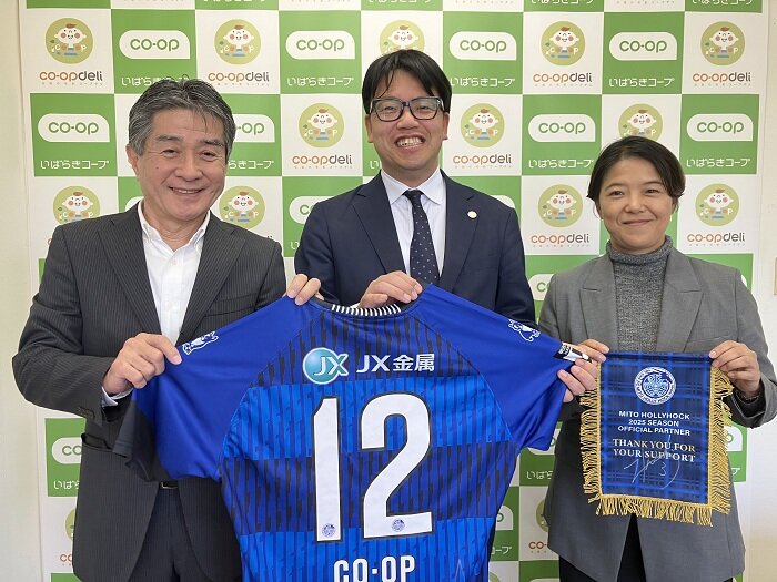 左から、木村千秋理事長、水戸ホーリーホック 小島耕代表取締役社長、川端 志乃常務理事