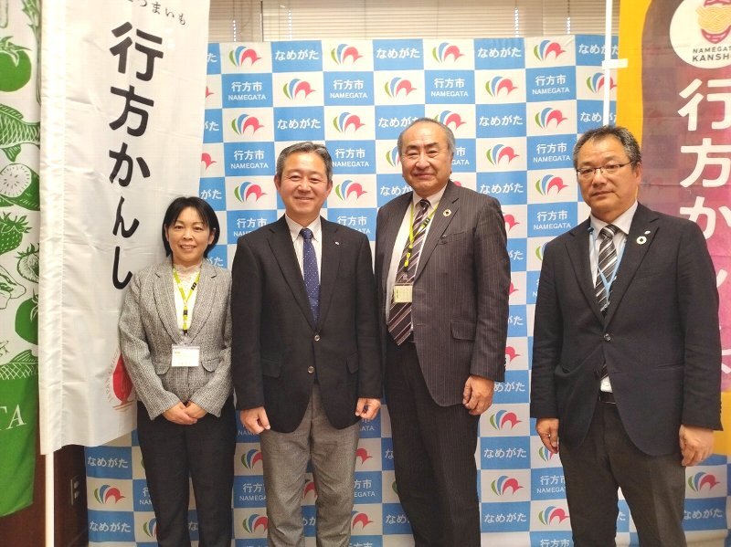 写真左から、池田 和江 副ブロック委員長、鈴木 周也 市長、柴﨑 敏男 理事長、幡谷 恭一 総務部長
