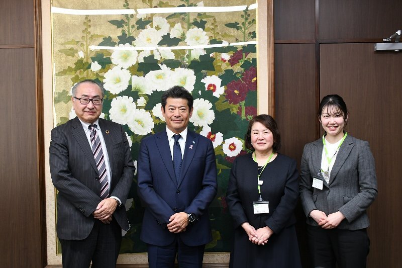 左から、柴﨑 敏男理事長、神達 岳志市長、齋藤理事、佐藤事務局、