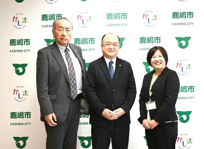 左から、柴﨑　敏男理事長、鹿嶋市長 田口　伸一様、横田　麻穂子理事