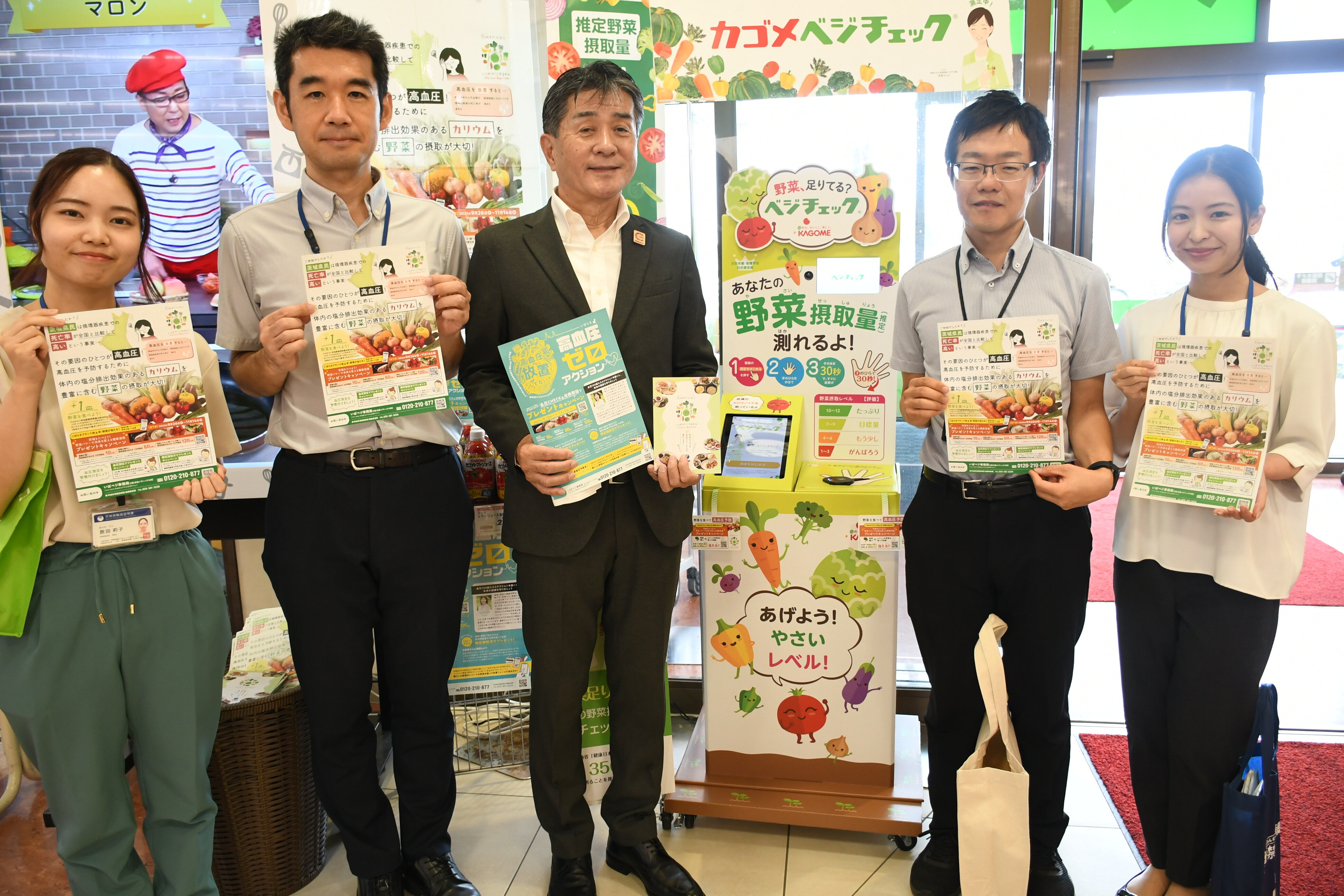 茨城県保健医療部の皆様と木村千秋理事長（中央）