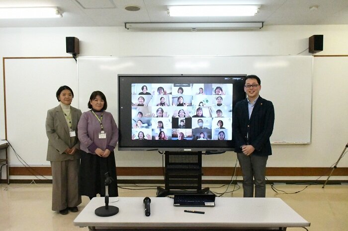 左から、川端志乃常務理事、鈴木礼子全体区分組合員理事、講師の中本正樹氏