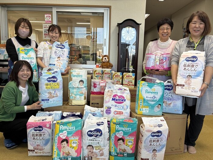 同仁会乳児院 院長 谷 由紀子様（右から2番目）、鈴木 礼子 組合員理事（右端）と同仁会乳児院スタッフの皆さん