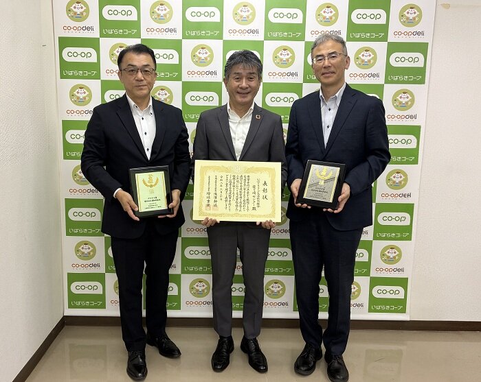 左から、自動車安全運転センター 茨城事務所 事務所長 坂井 誠 様、木村 千秋 理事長、同事務所 課長 前田 英明 様