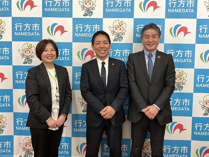 左から、横田 麻穂子理事、行方市長 髙須 敏美様、木村 千秋理事長