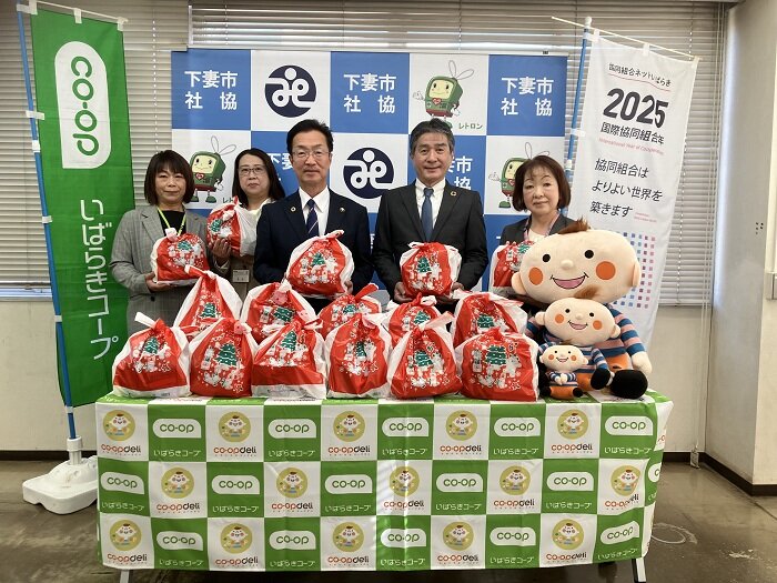 左から、木村真弓 千代川センター長、青木静佳 組合員理事、下妻市社会福祉協議会 会長（下妻市長） 菊池博様、木村千秋 理事長、下妻市社会福祉協議会 常務理事兼事務局長 森陽子様