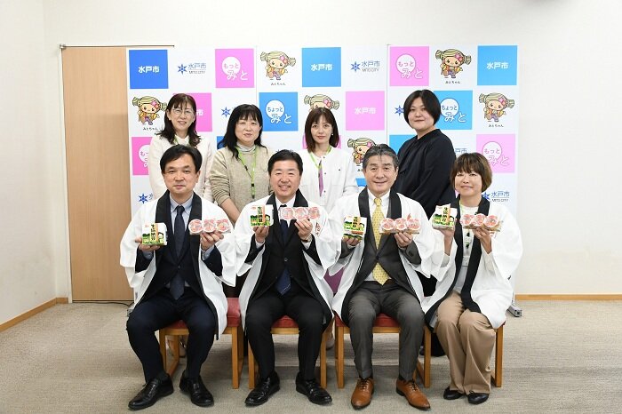 （前列）左から、だるま食品株式会社 高野 友晴 代表取締役、高橋 靖水戸市長、木村 千秋理事長、秋山 由紀中部ブロック委員会副ブロック委員長　（後列）中部ブロック委員会のみなさま