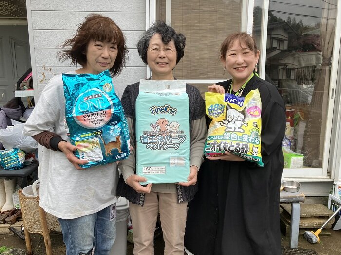 左から、NPO法人ニコ猫　代表 塚本様、NPO法人ニコ猫　阪本様、四宮 夕子組合員理事（右端）