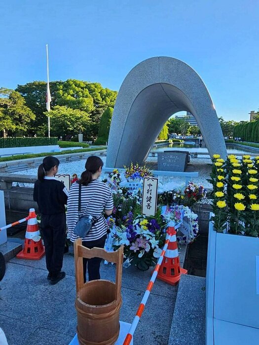 広島平和記念公園　広島平和都市記念碑