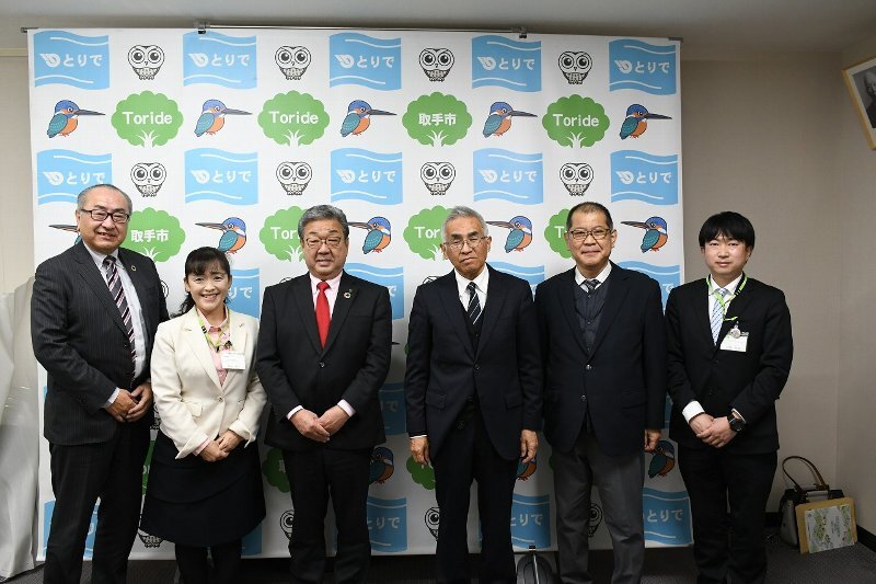 左から、柴﨑 敏男理事長、細見　麗子理事、中村　修市長、古山 均理事長、熊野 康専務、 新橋事務局