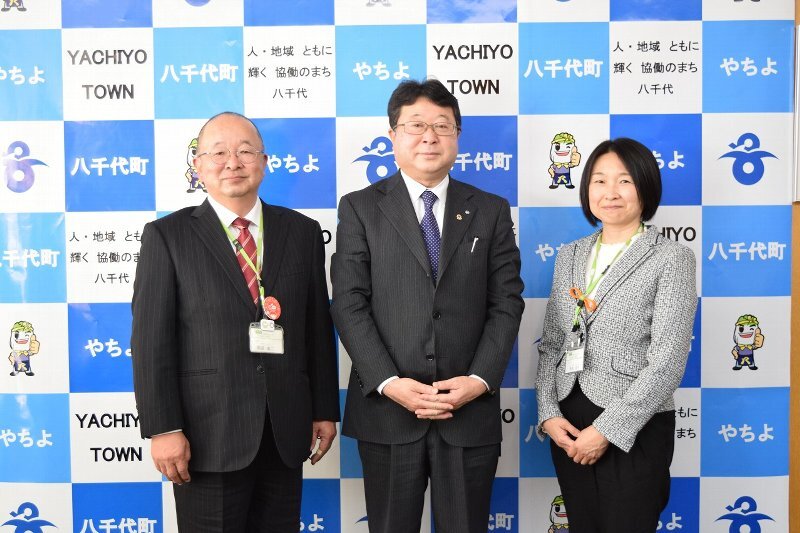 左から、鶴長 義二理事長、野村 勇町長、飯島 圭子地域理事