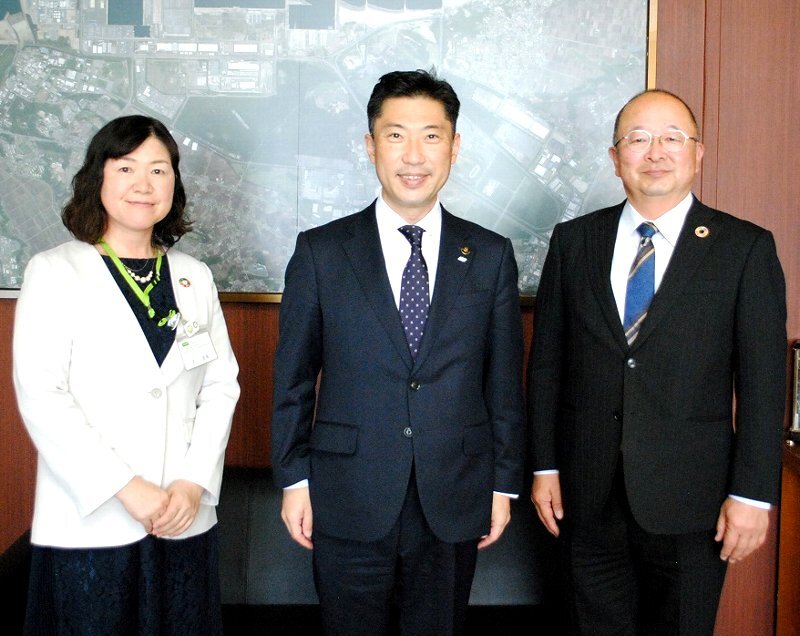 左から、古川理事、大谷市長、鶴長理事長（撮影時のみマスクを外しています）