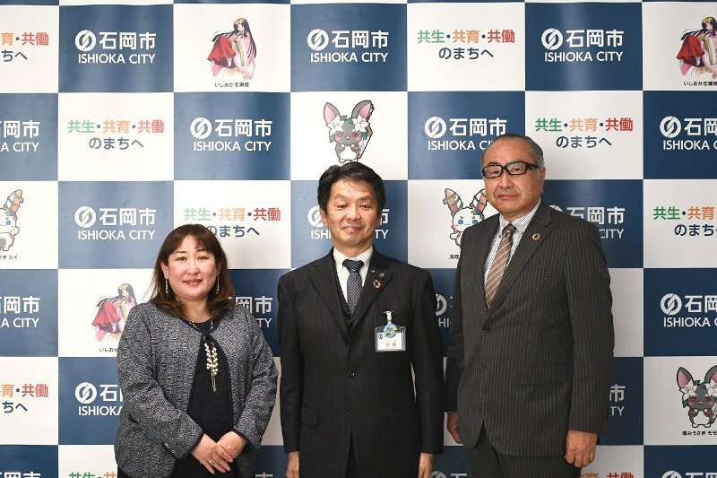 左から、四宮理事、石岡市長 谷島洋司様、柴﨑理事長 （撮影時のみ、マスクを外しています）