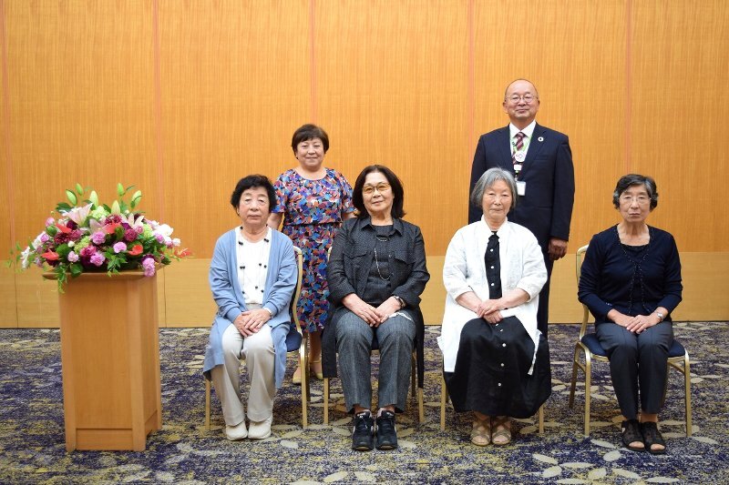前列左から、井上さん、成田さん、田中さん、横井さん、 後列左から、八百川理事、鶴長理事長（撮影時のみマスクを外しています）