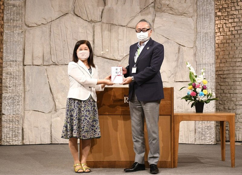 左から、上野大学学長、柴﨑理事長