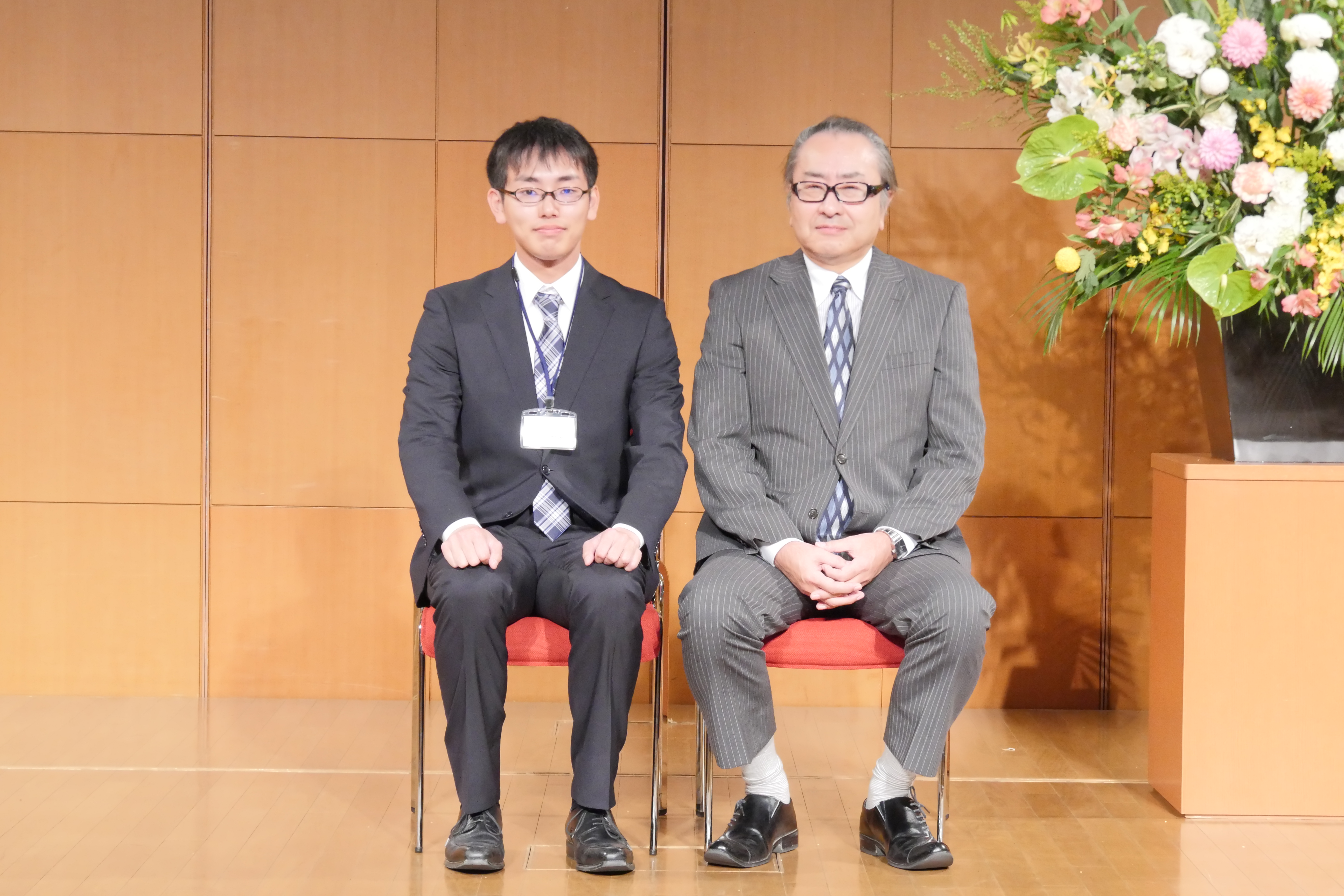 左から、いばらきコープ 新人職員、柴崎敏男専務理事