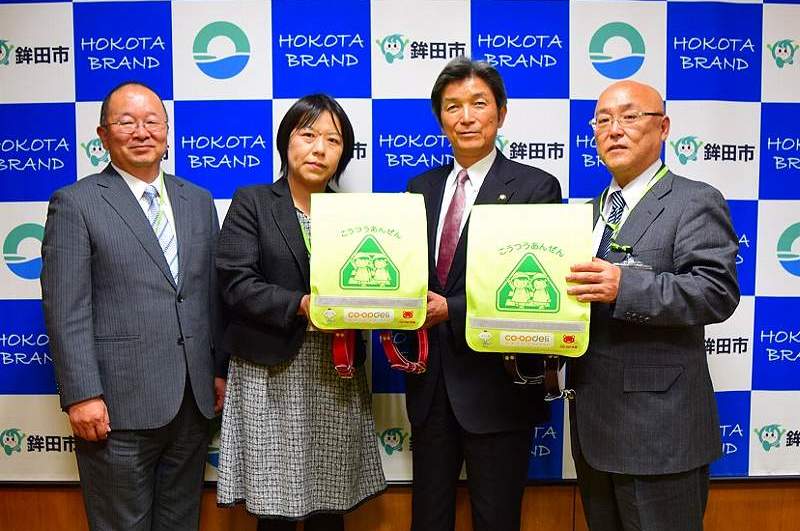 左から、鶴長義二理事長、小島正代理事、鉾田市長 鬼沢保平様、原衛センター長