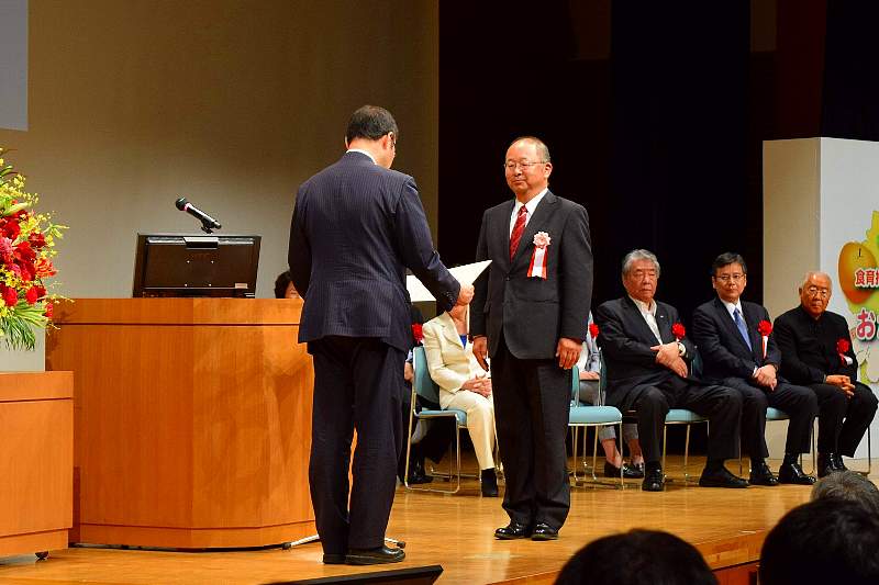 農林水産大臣政務官 細田健一様より表彰状を受け取る鶴長義二理事長