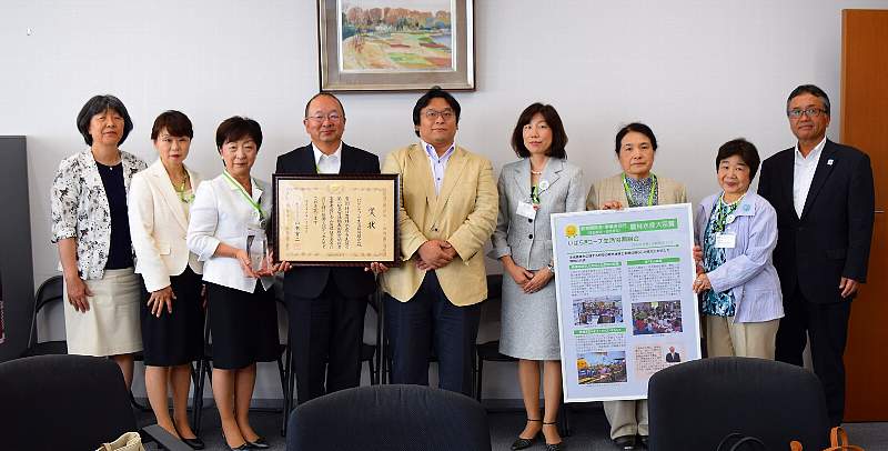 左から、保健予防課長 小林雅枝様、一之瀬美千代さん、石川喜久子さん、鶴長義二理事長、保健福祉部長 松岡輝昌様、市原るり子理事、野口愛子さん、戸山とも子さん、佐藤洋一会長