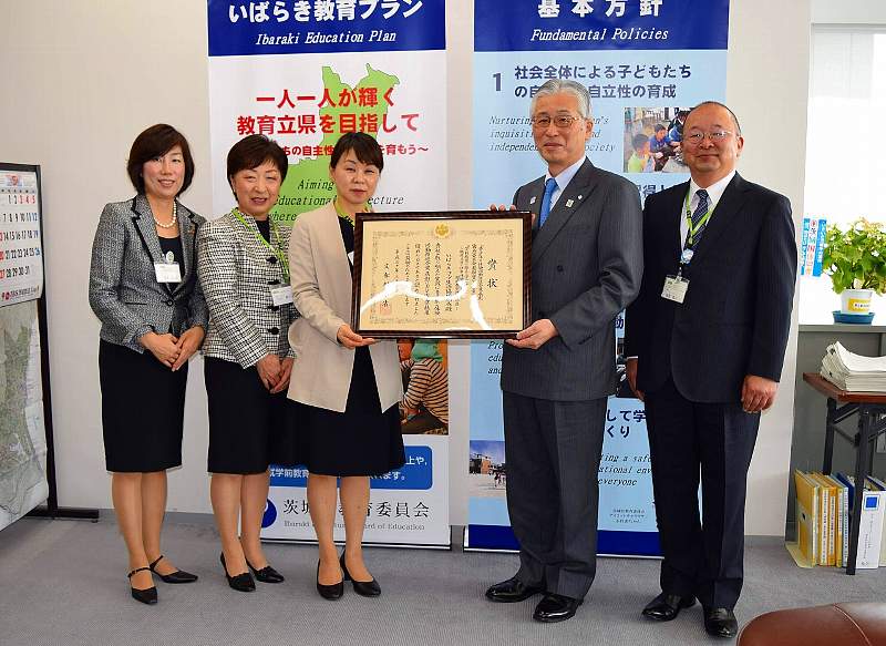 左から、市原るり子理事、一之瀬美千代さん、石川喜久子さん、茨城県教育長 柴原宏一様、 鶴長義二理事長