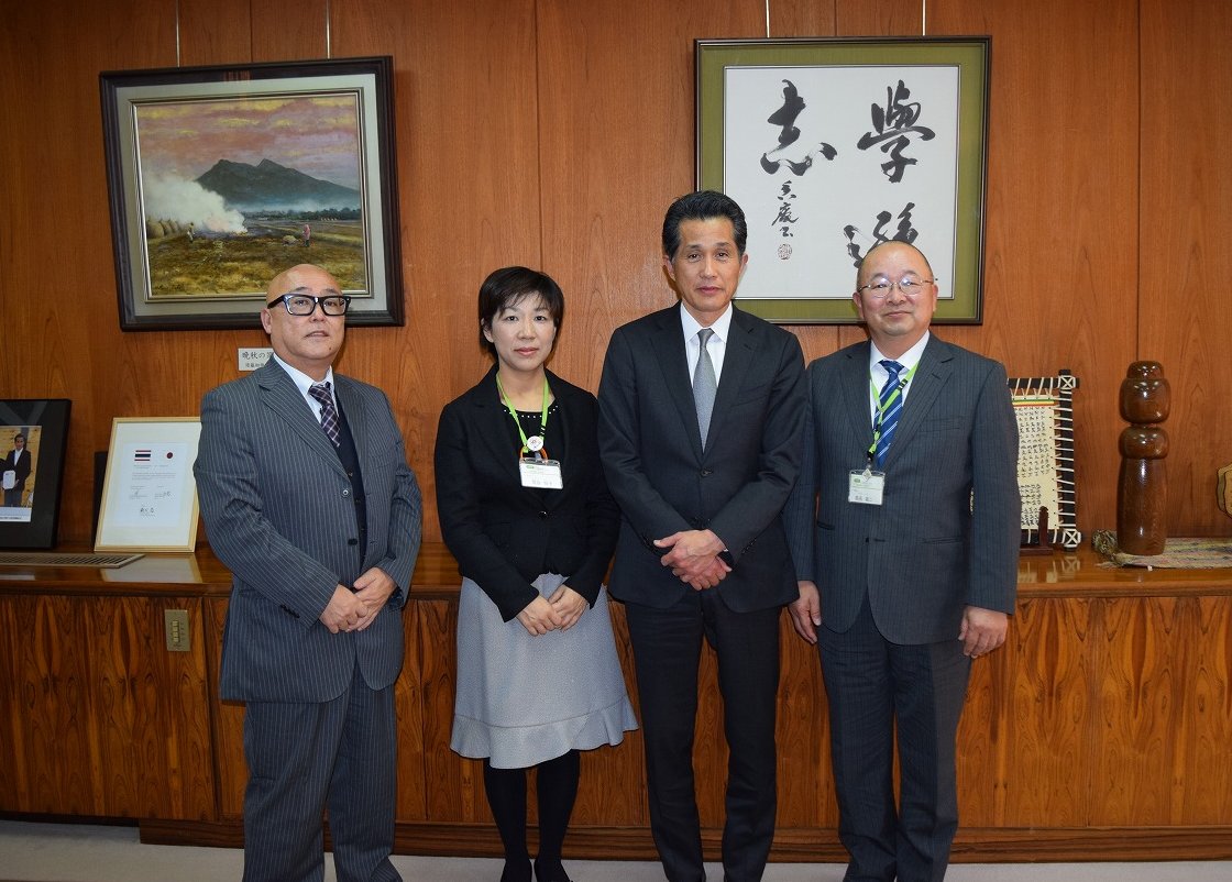 左から、原衛笠間センター長、菅谷智子理事、笠間市長 山口伸樹様、鶴長義二理事長