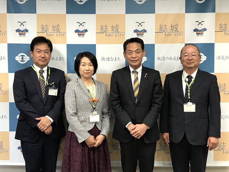 左から、山口賢三和センター長、飯島圭子地域理事、小林栄市長、鶴長義二理事長