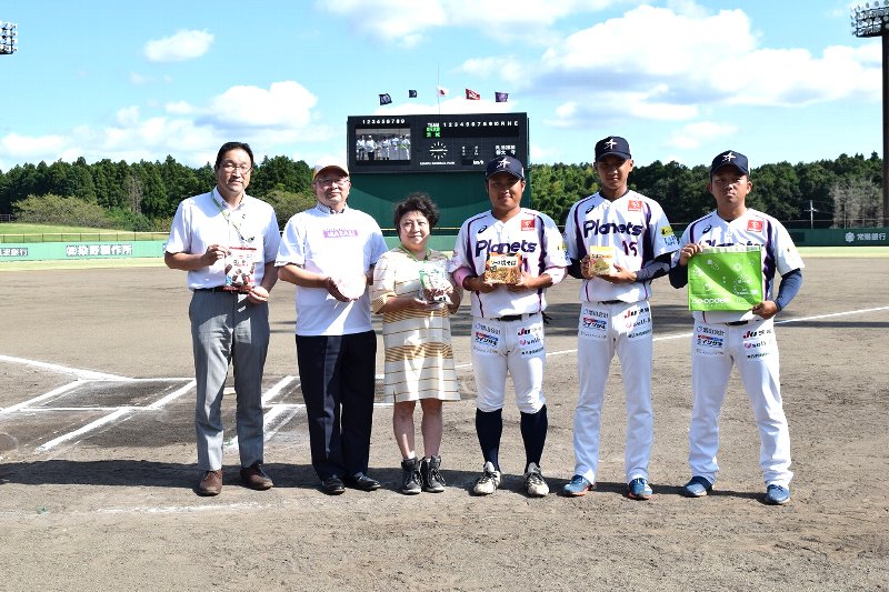 左から　松尾執行役員、鶴長理事長、八百川全域理事、小野瀬選手、矢萩選手、石橋選手