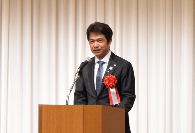 挨拶する茨城県知事 大井川和彦様の写真